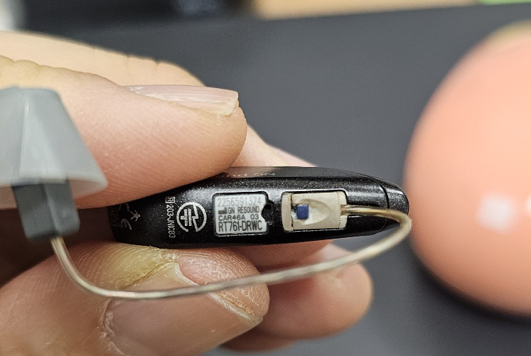 오픈형 보청기 사진입니다