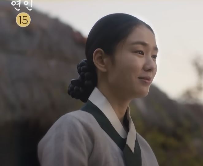 길채 장현을 보고 있다.