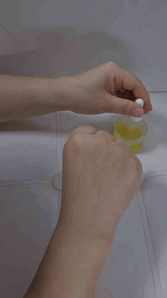 비정제 호호바오일을 손등에 질감을 표현한 모습니다.
