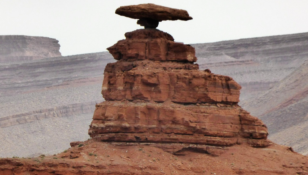 풍화침식된 돌 산