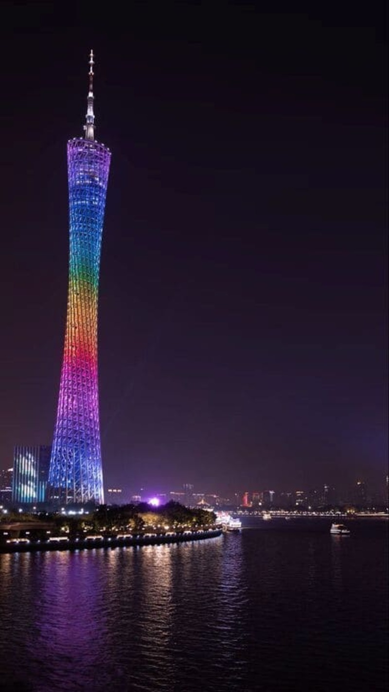 야간 조명으로 빛나는 광저우타워와 강변 풍경이 어우러진 로맨틱한 도시의 야경 명소