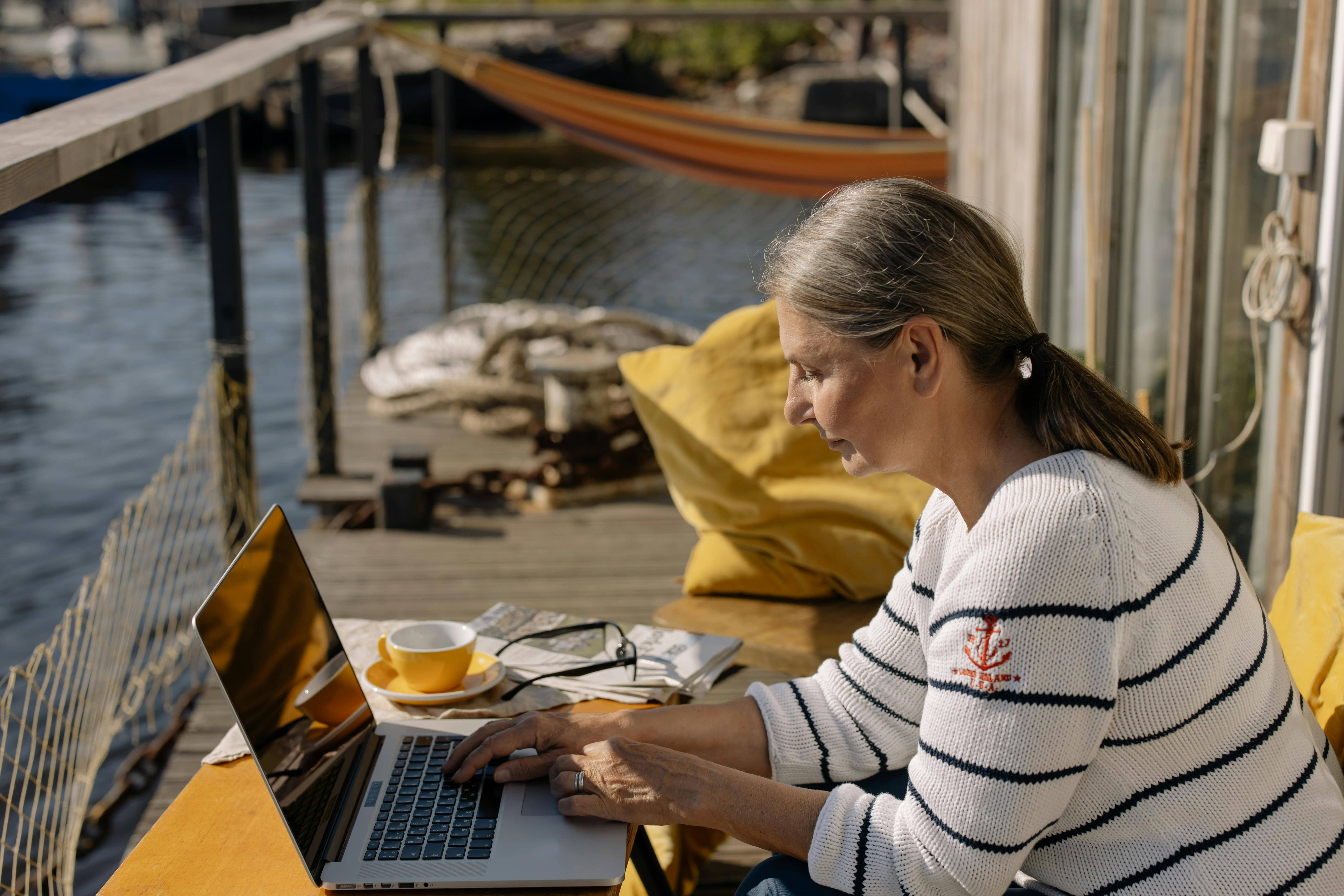 디지털 노마드 생활을 위한 첫 단계: 40대에 시작하는 방법