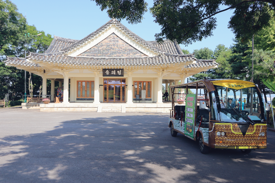 행주산성-충의정-앞에-전기-관람차가-서있다