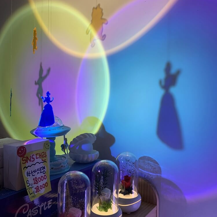 LED조명 3개를 겹치게 벽에 다 쏜 사진