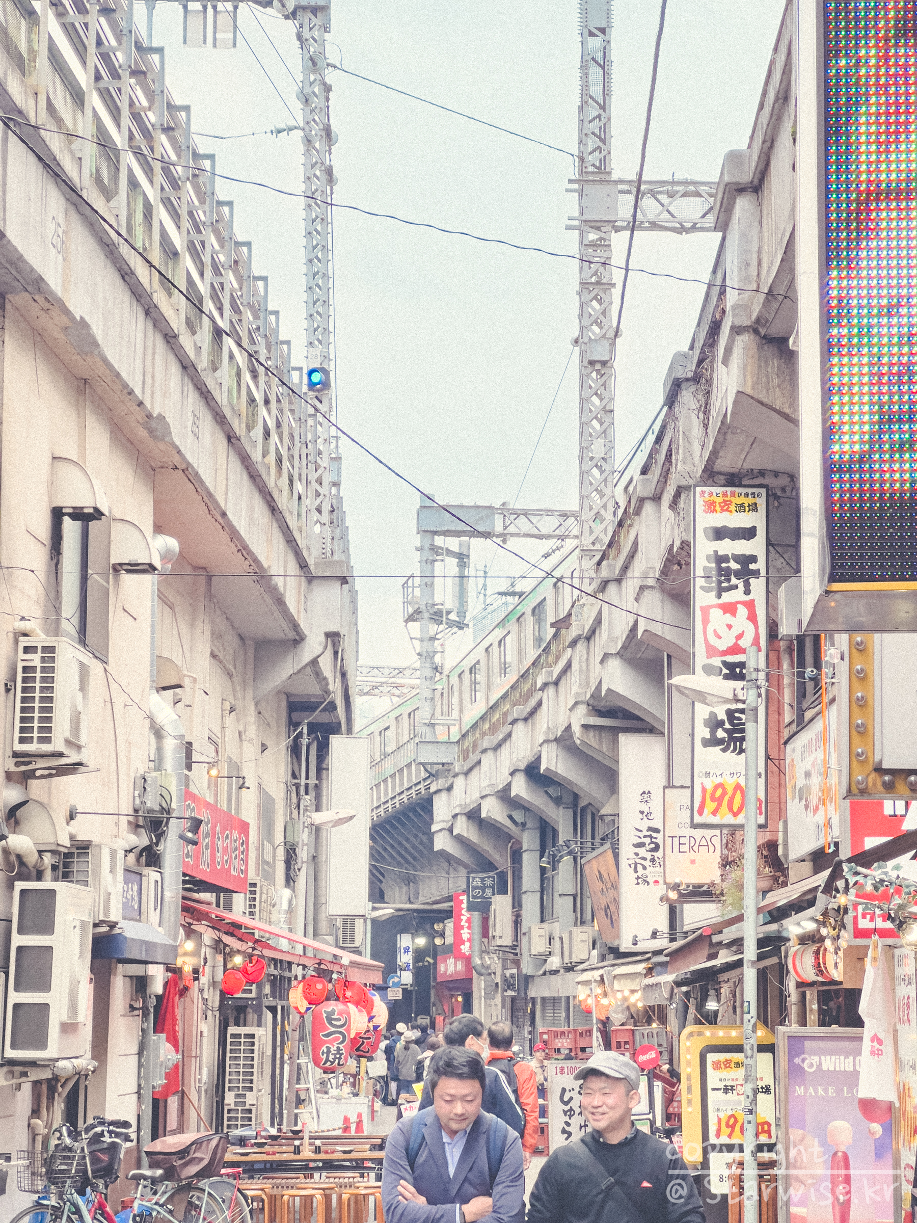 아메요코 상점가의 모습, 정오 때쯤이다. 이미 많은 사람들로 북적이는 거리였다.