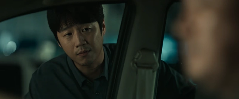 회색 와이셔츠를 입고 있는 서울동부경찰서 마약팀 형사 강덕천을 연기하는 배우 정준원