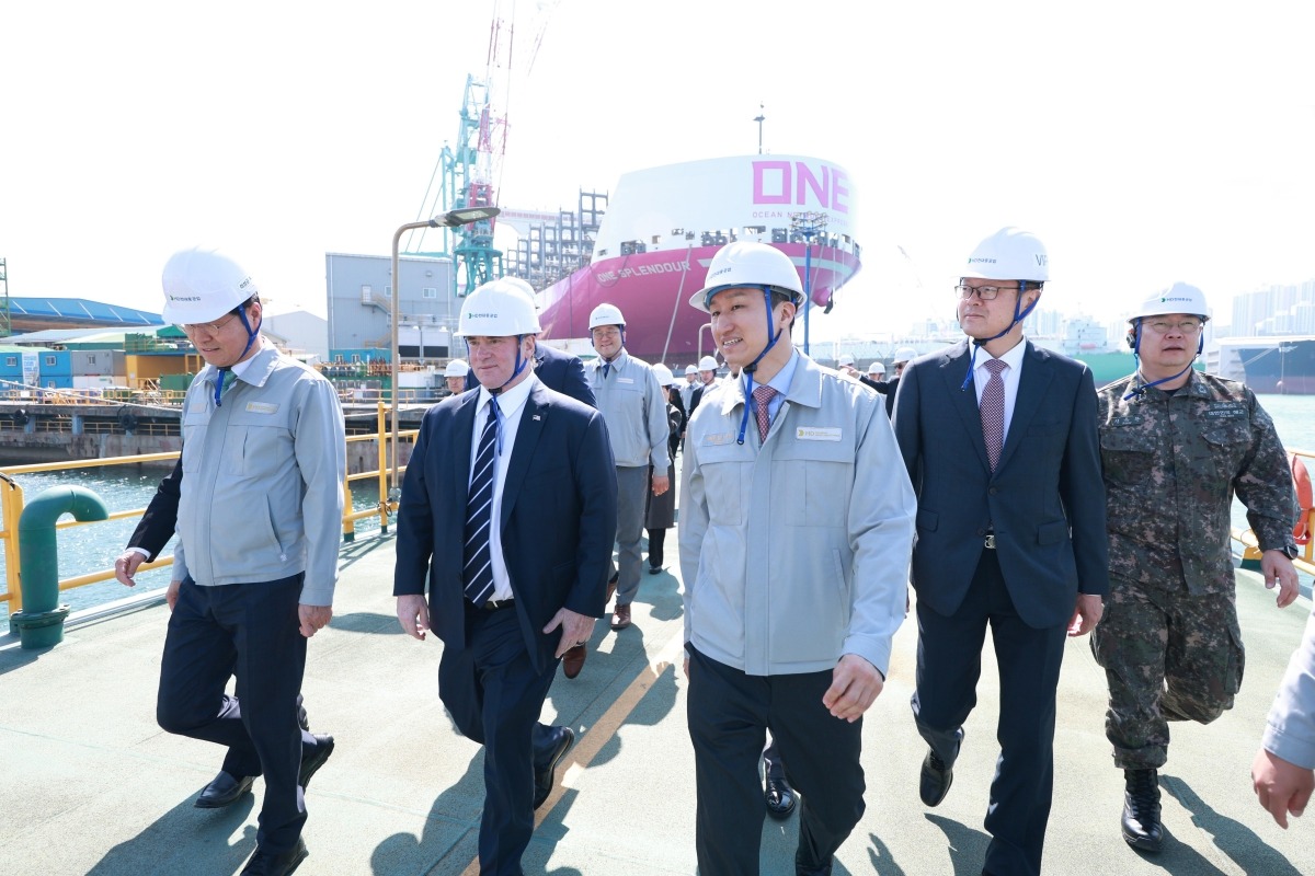 정기선 HD현대 수석부회장이 존 필린 미 해군성 장관과 함께 HD현대중공업 특수선 야드를 둘러보며 건조 중인 함정들을 소개하고 있다,