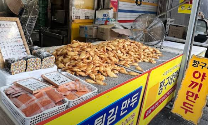 짱구네야끼만두 매장 전경, 튀김만두와 각종 상품들이 진열된 노점