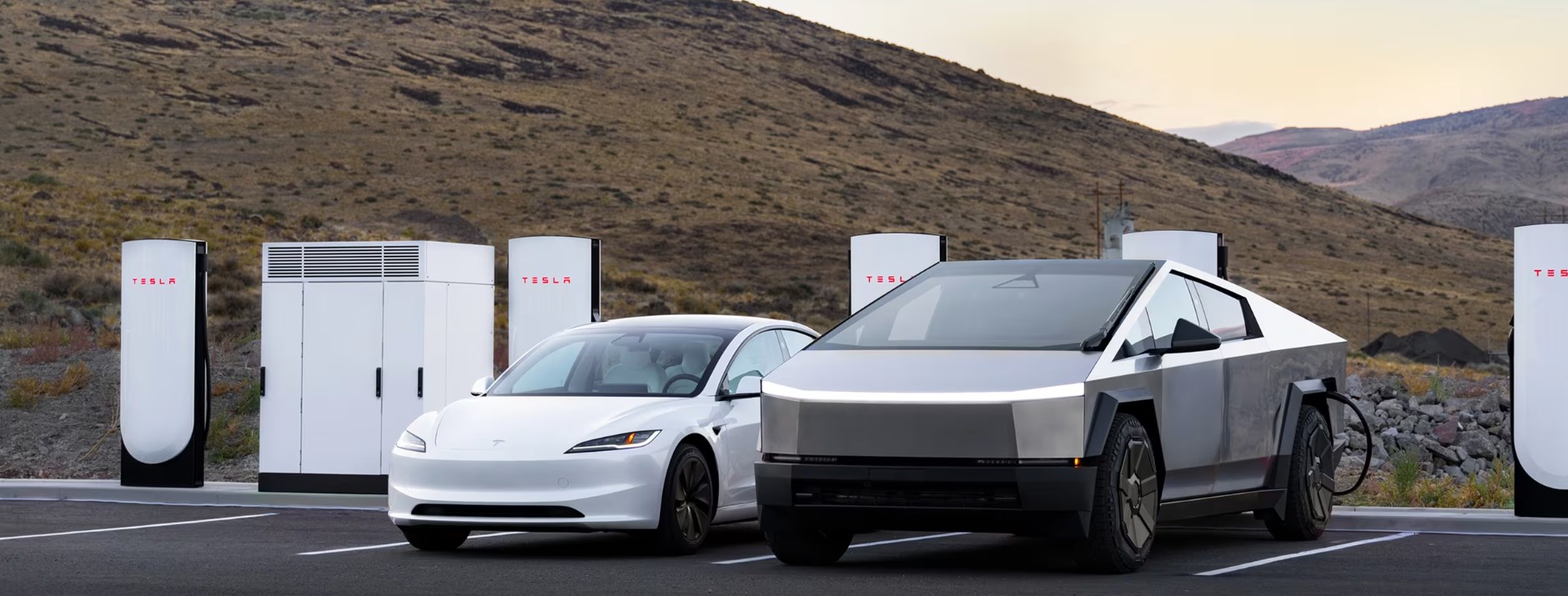 테슬라 슈퍼차저에 모델3, 사이버트럭 충전중인 사진