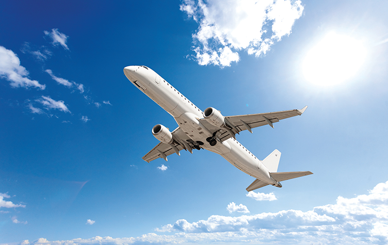 맑은 하늘을 나는 항공기, 해외여행을 떠나는 모습