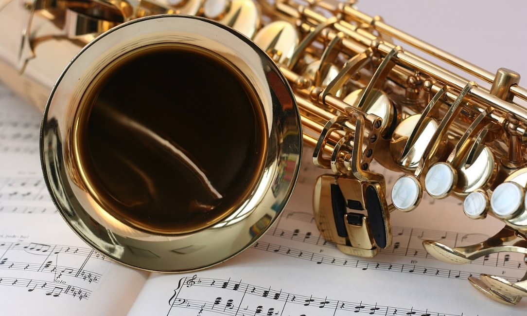 공교육 vs 사교육 문화예술 접근 예시 사진_ 악보 위에 놓은 색소폰
