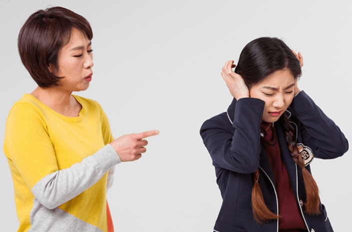 사춘기 자녀와 감정 충돌 줄이는 대화법 이미지