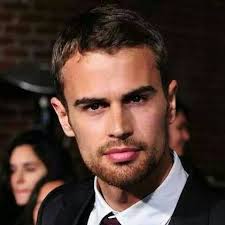 테오 제임스(Theodore Peter James Kinnaird Taptiklis