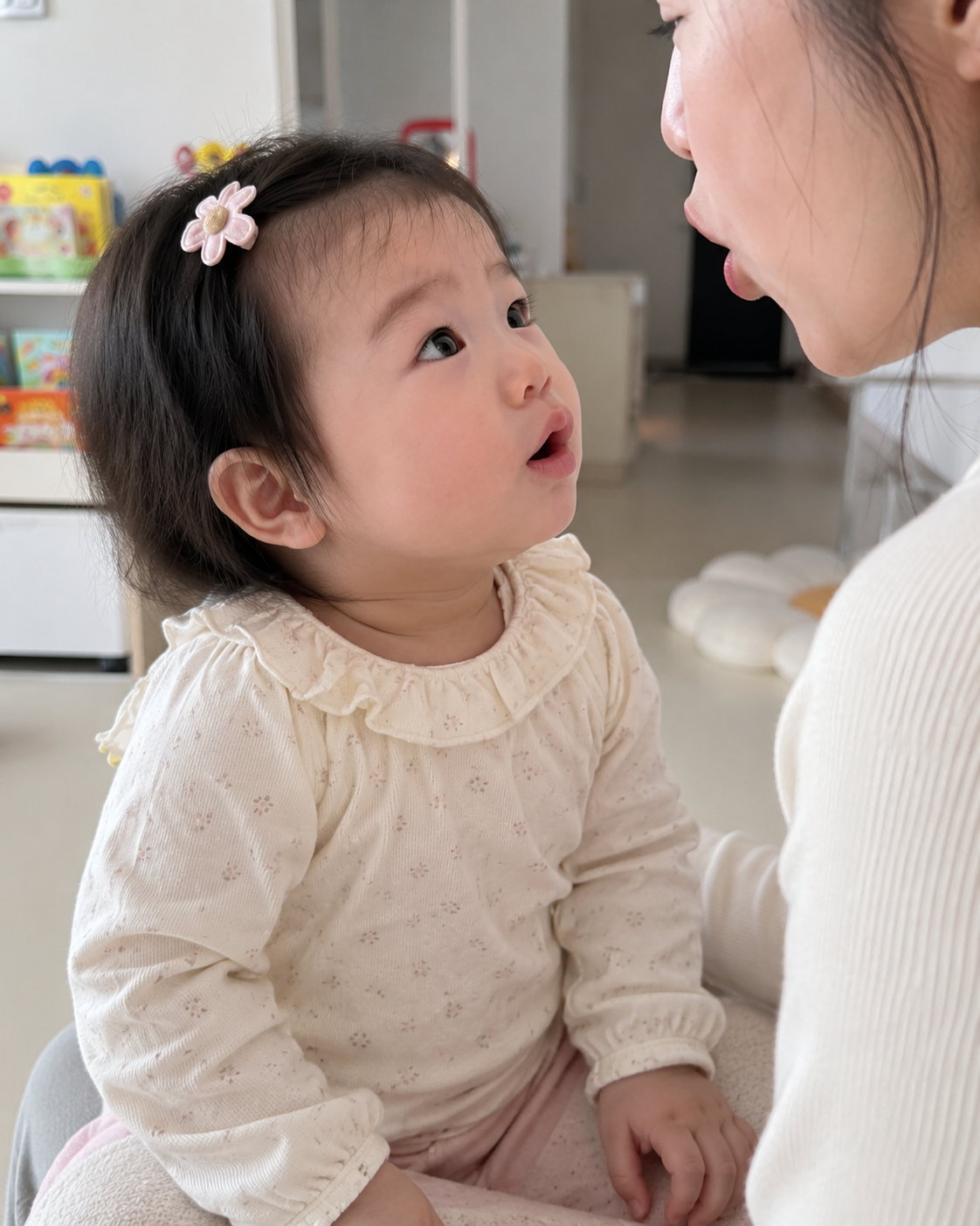 엄마 입모양을 바라보며 따라 말하려는 12개월 한국 여자아기