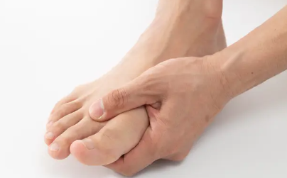 발을 부여잡은 남성