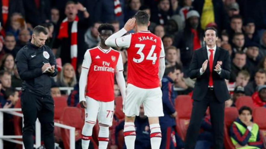 크리스탈 팰리스와의 경기에서 교체 도중 팬들을 도발한 그라니트 자카