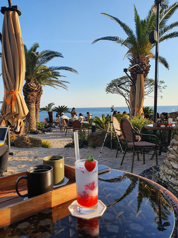 야외자리에서-보는-바다