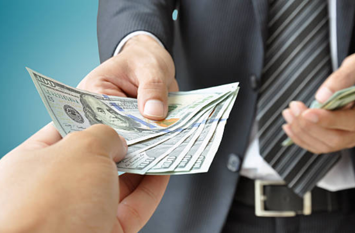 모르는 사람이 돈을 지불하는 꿈