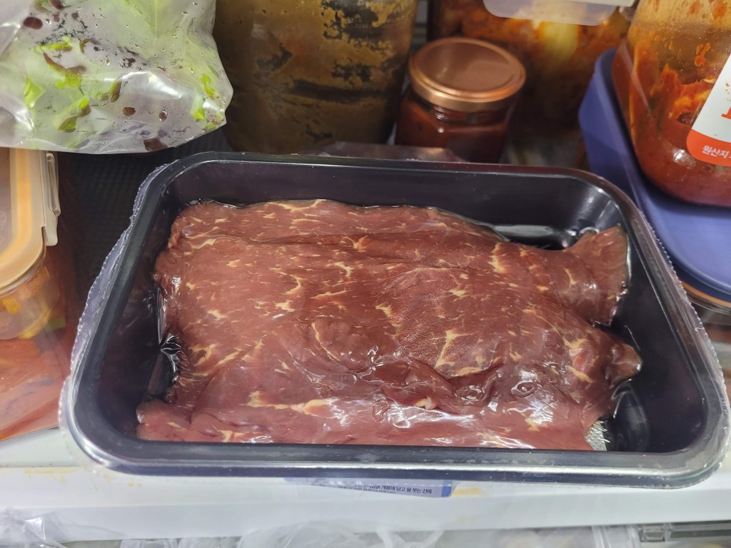 냉동 육전용 우둔살을 냉장 해동하는 모습