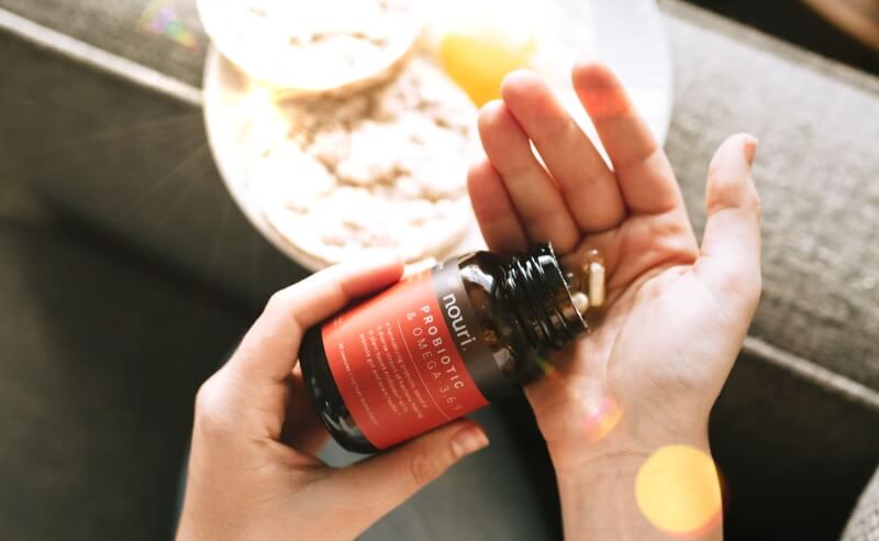 손에-털어-놓은-영양제