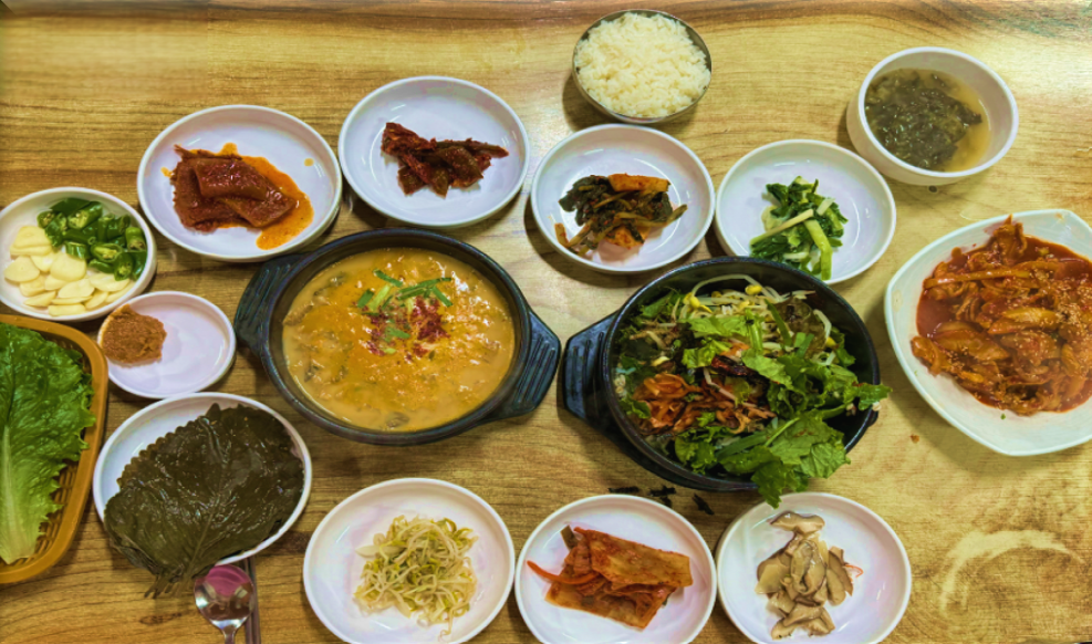 청국장과-보리-비빔밥-그리고-제육볶음-한-상