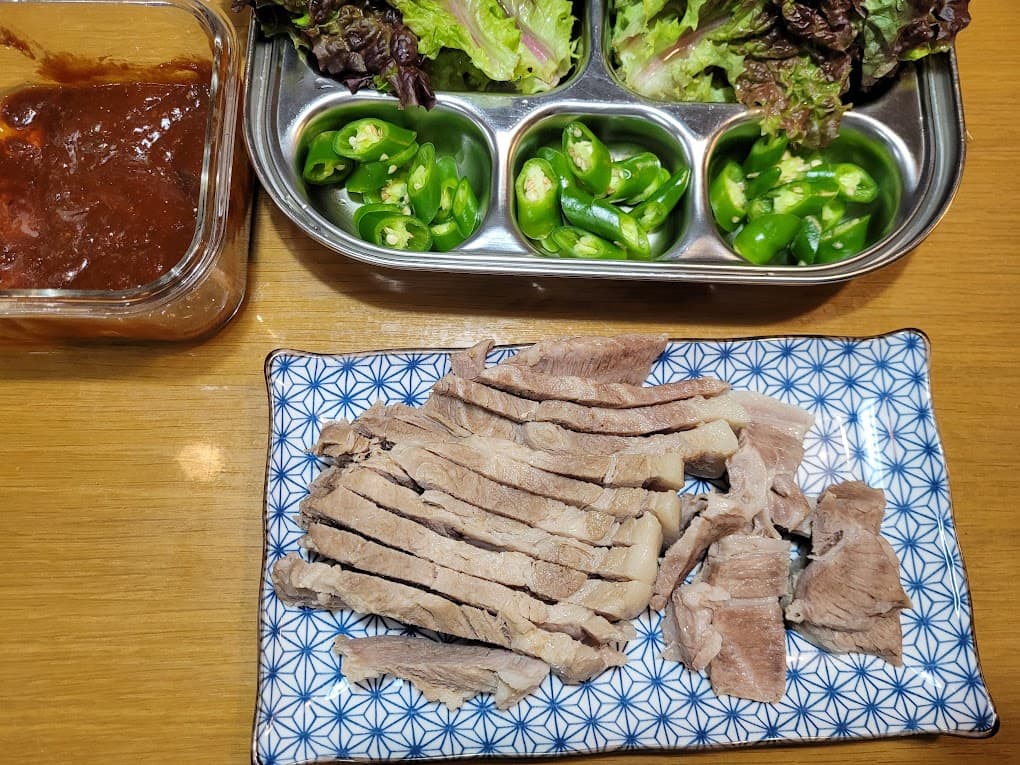 뜸들인 후 최종 완성된 수육