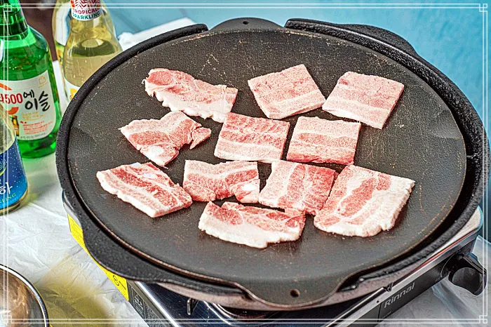 생방송 오늘저녁 수원 인계동 수십가지 반찬, 레트로 옛날 학교 교실 분위기, 냉동 삼겹살 맛집