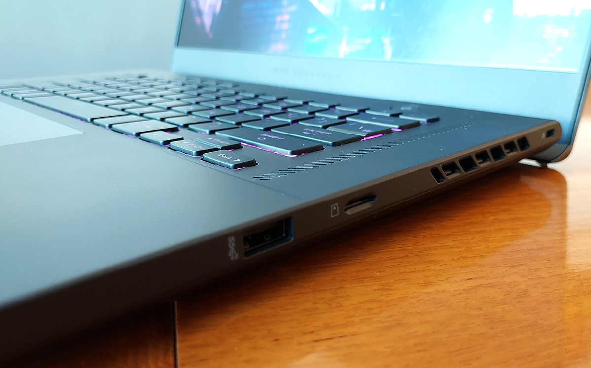 대용량 배터리가 탑재된 게이밍 노트북