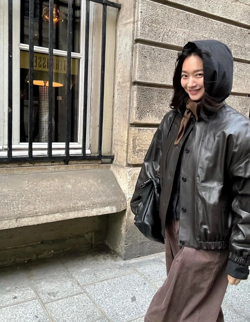 신민아, 루이비통, 신민아 루이비통, 신민아 패션, 신민아 드레스, 루이비통 앰버서더, 루이비통 하이 주얼리, 셀럽 패션, 셀럽 스타일, 마드리드 패션쇼, 실버 드레스, 시퀸 드레스, 연예인 공항패션