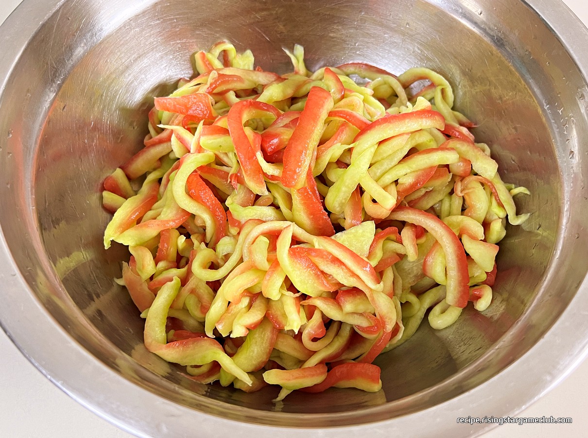 물기를 제거할 때 뭉친 수박 껍질(흰살)을 적당히 풀어 양푼에 담은 사진