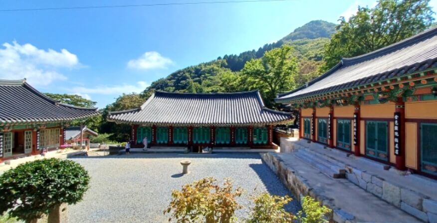 남해 용문사 : 호국 불교의 성지 산 아래 용연이 있어 용문사