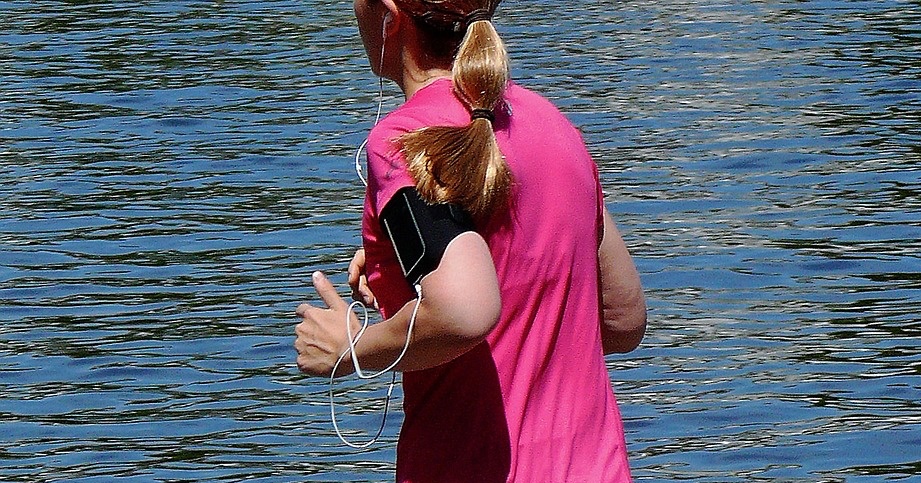 러닝할 때 팔 흔드는 법 – 올바른 팔 동작이 기록을 바꾼다!