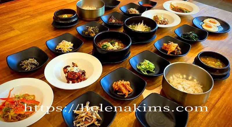 각종 나물과 해조류, 김치,된장찌개와 잡곡밥 이미지.