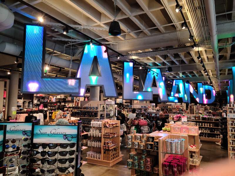 할리우드의 기념품 샵 내부. LA LA LAND라는 글씨가 기념품 샵 천장에 달려 있다. 각 알파벳이 따로 달려 있으며 그 크기는 성인 남자 허리 정도 될 것으로 예상된다.