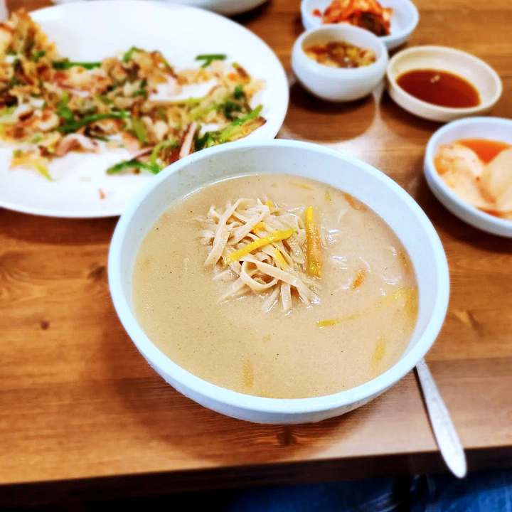식객 허영만 백반기행 조성모 편 곡물 칼국수 발반죽 우리밀 손칼국수 소머리수육 해물파전 경주 맛집 소개