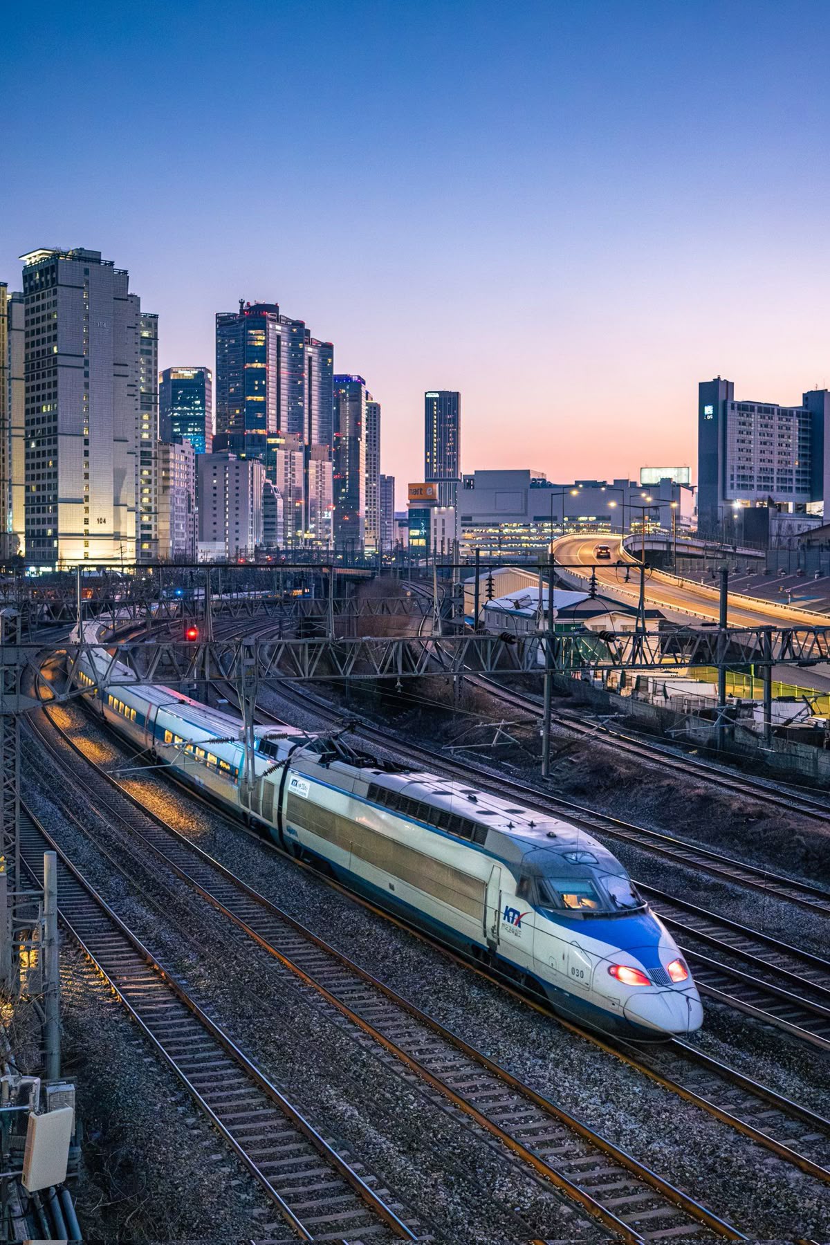 달리는 기차 사진