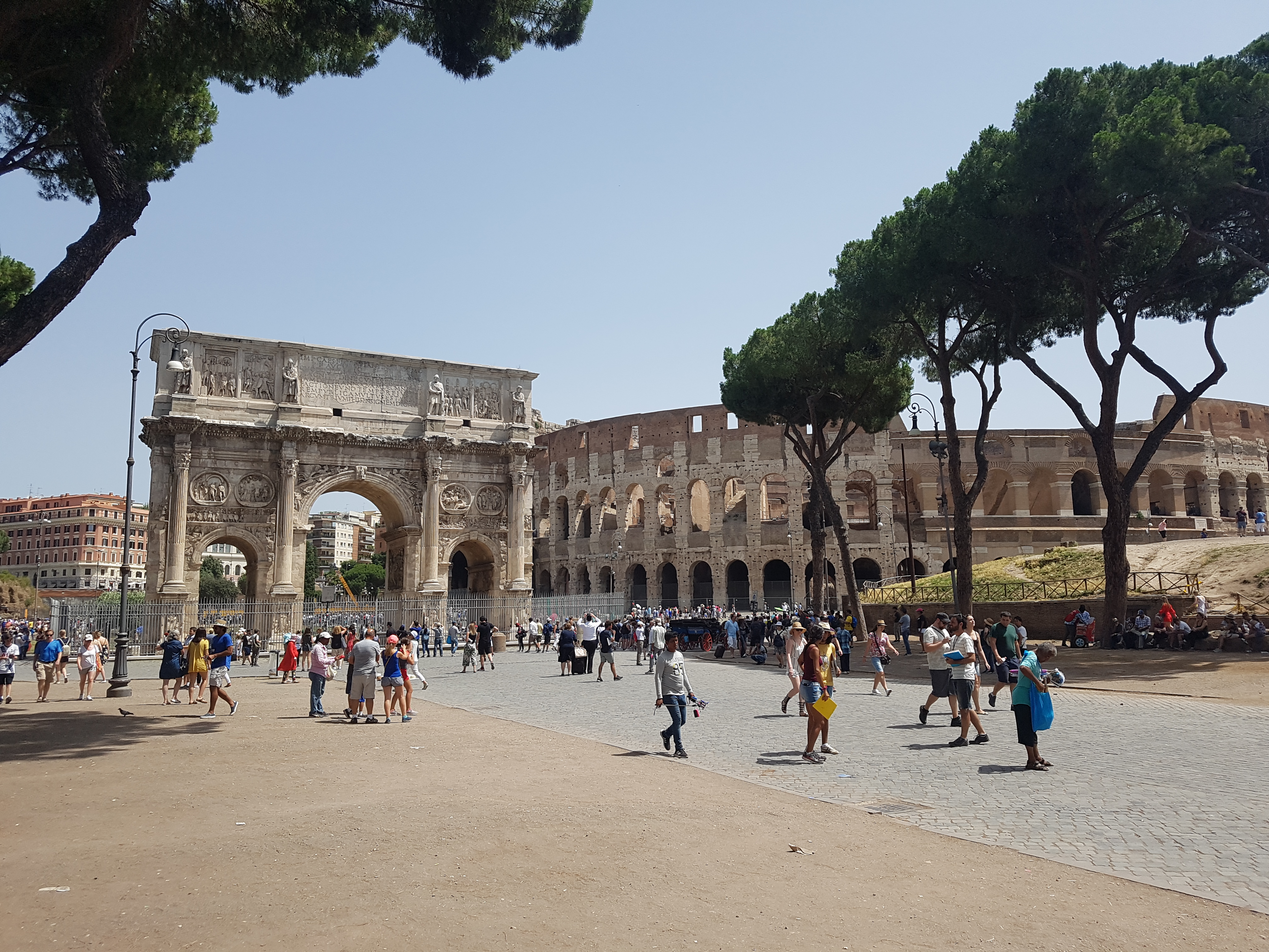 로마의 영광을 품은 콜로세움과 콘스탄티누스 개선문고 콜로세움