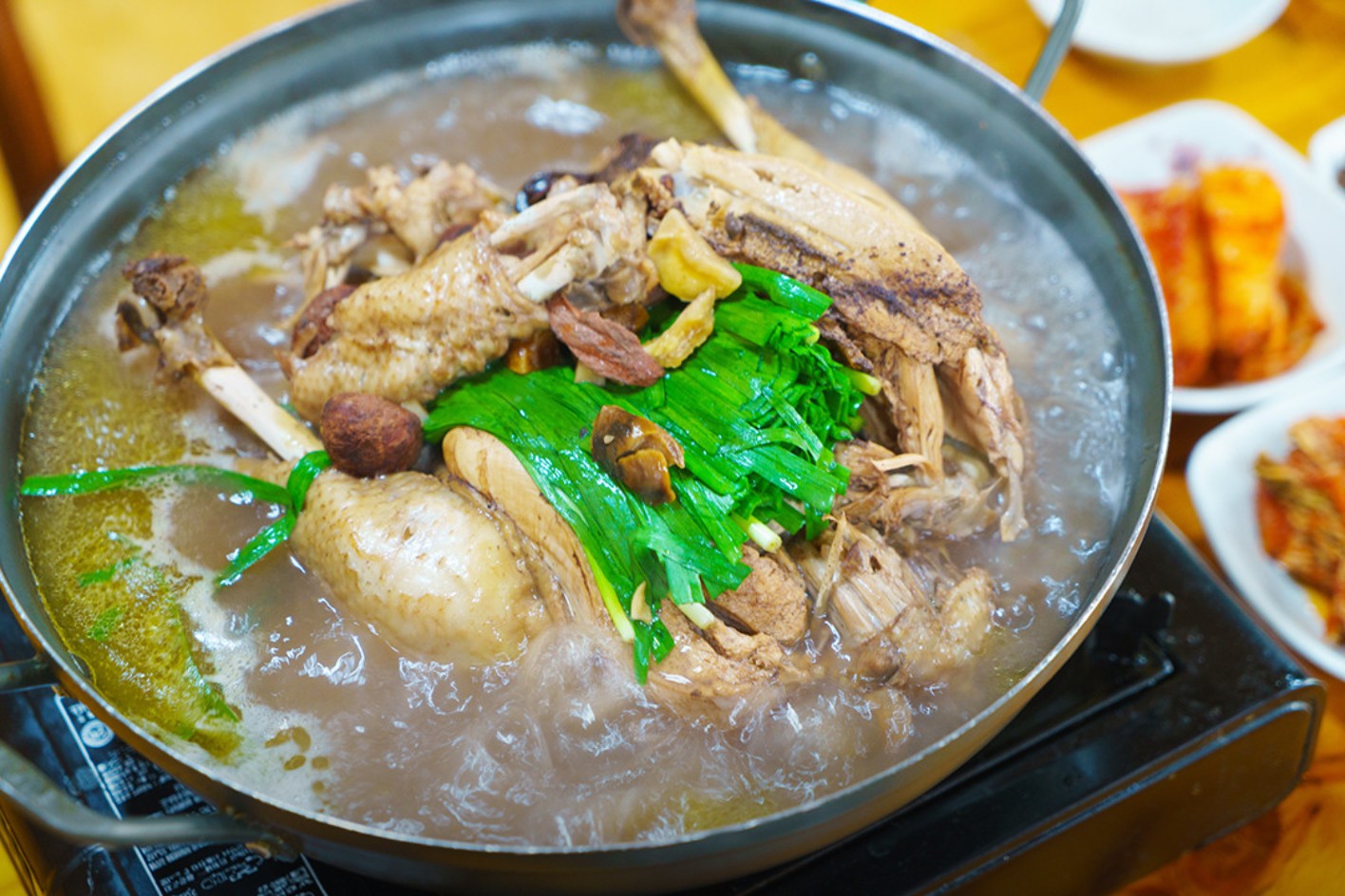 싸리나무집의 토종닭 요리는 일반 닭보다 쫄깃한 식감과 깊은 국물 맛이 특징