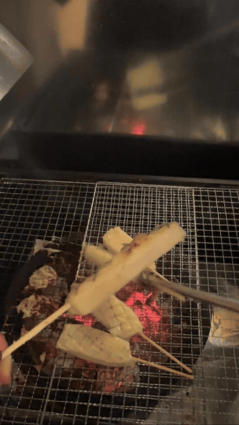 숯불 위 석쇠에서 꼬치에 꽂은 구워먹는 치즈가 녹아가며 익어가는 모습&amp;#44; 캠핑 바베큐 불판 위 치즈 굽는 장면