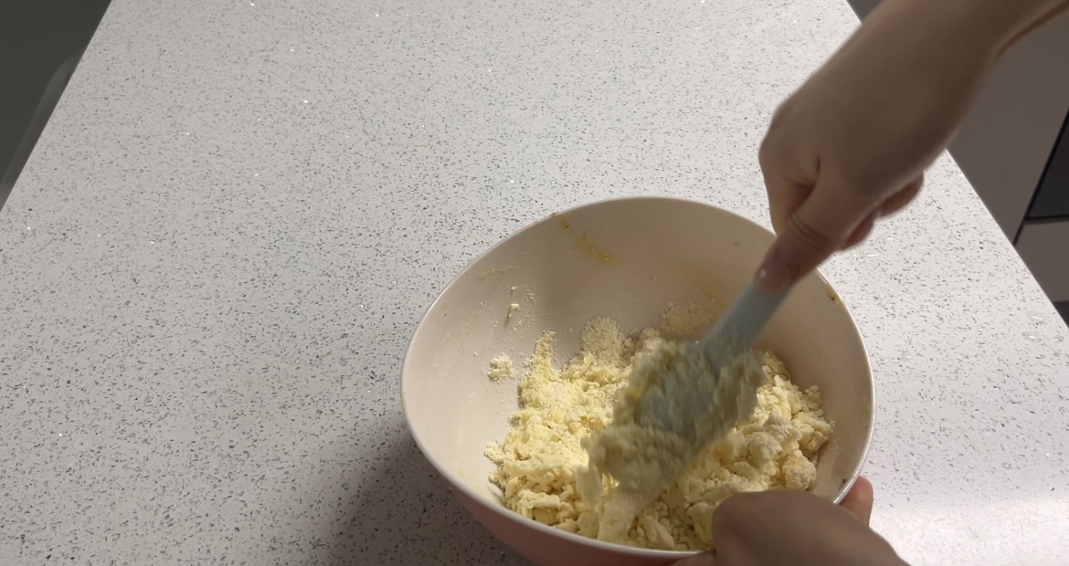 자른 버터에 가루류를 섞어줍니다