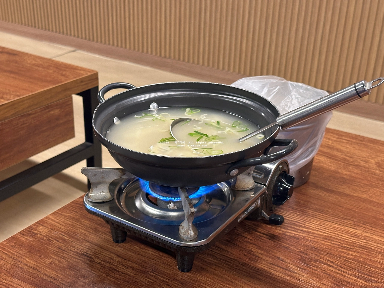 만족오향족발 사당역점의 기본찬으로 제공되는 떡만둣국을 촬영한 사진