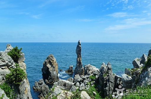 동해안 촛대바위