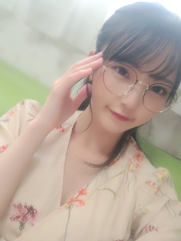 안경 쓴 미노시마 메구리(Meguri Minoshima)