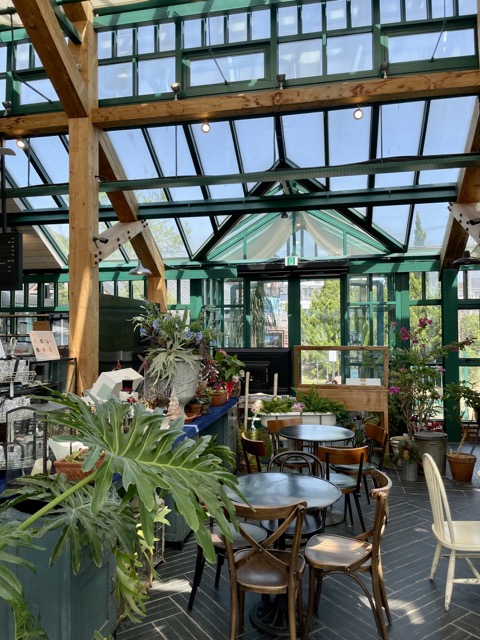 점심을-먹고-난-직후에-들렀지만-테이블은-다소-여유로웠습니다.