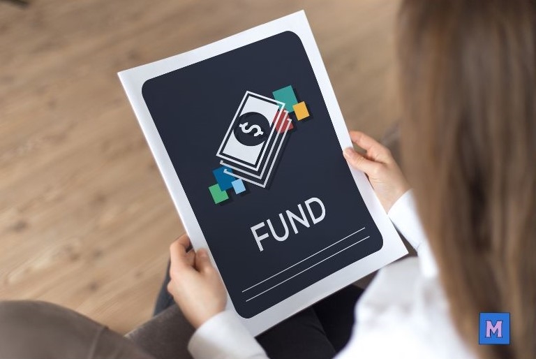 소상공인 정책자금 지원 프로그램 - 달러 아이콘과 FUND 텍스트가 표시된 태블릿을 보고 있는 모습 via canva