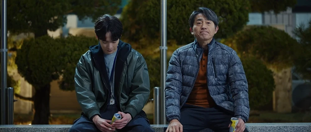 16화에서-죽은-김영수에-대해-이야기하는-태성과-김형사