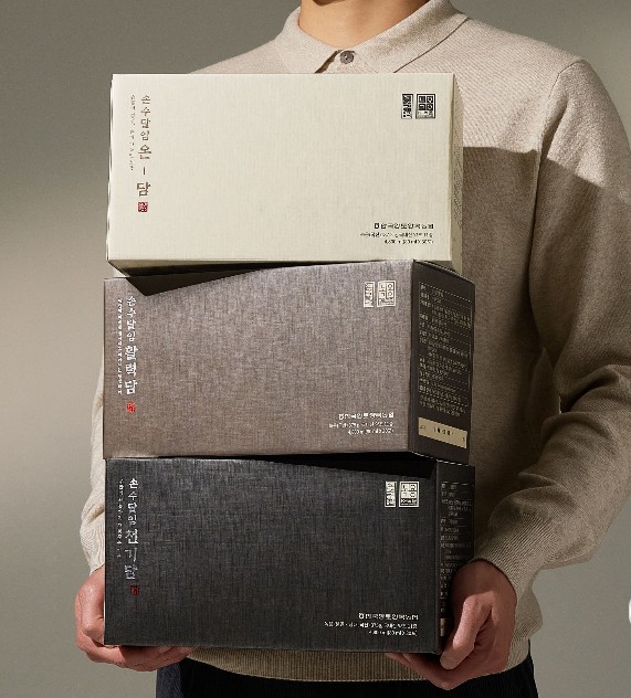 남성이-농협-녹용-3박스를-들고-있습니다.