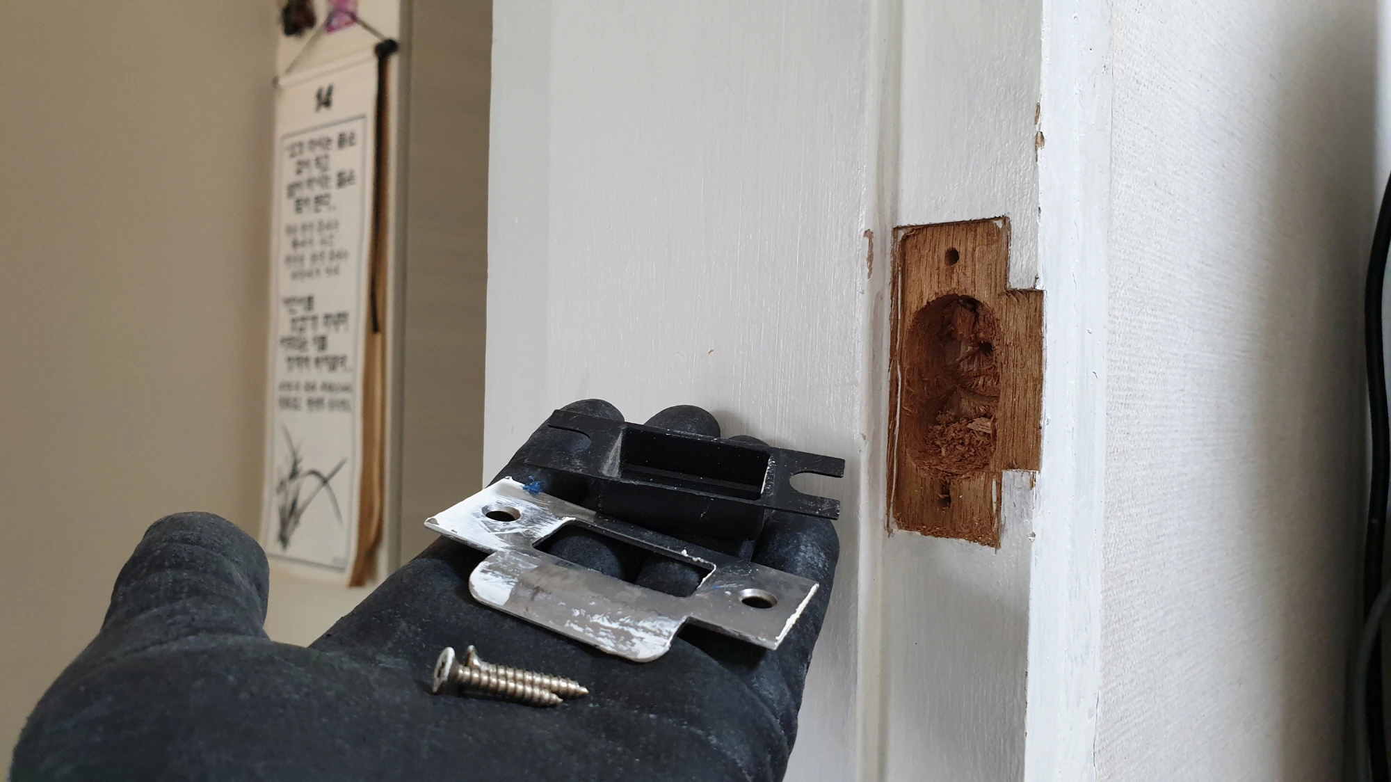 문틀 부품 뗀 모습