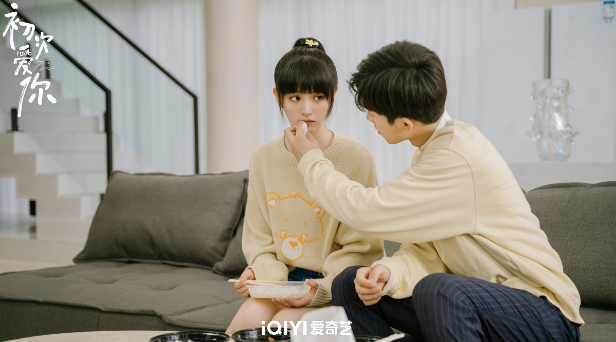 초자애니-전희미와 왕성월-전희미 입가에 묻은 거 휴지로 닦아주는 왕성월