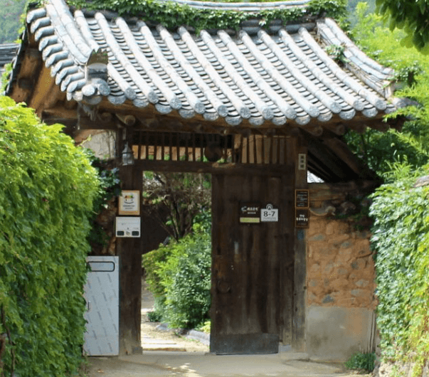 크고 화려한 대문이 나오는 사진